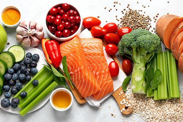 Nahrhaftes Essen, das reich an Kalzium und Vitamin D ist, um die Knochengesundheit zu erhalten und Osteoporose mit osteolabs zu verhindern.